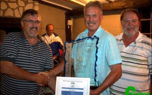 â€˜n Tevrede Eldo Marais (middel) ontvang die trofee as 2016 se Kampioen Hengelaar van Riaan Conradie (links), met Frans Claassen wat toekyk.