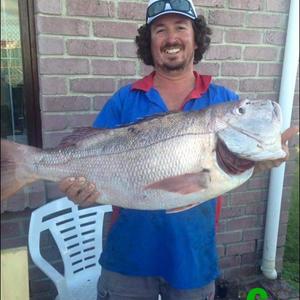 Piet Wessels het goeie rede om so breed te glimlag. Sy yslike rooisteenbras van 14kg is â€˜n nuwe rooisteenbras-rekord. 