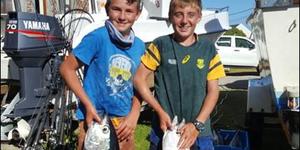 Overberg Boothengelklub se juniors spog elk met â€˜n yslike tuna. Divan Burger (links) staan met sy tuna, met Christoff Dahl wat â€˜n groter tuna van 14.61kg gevang het.
