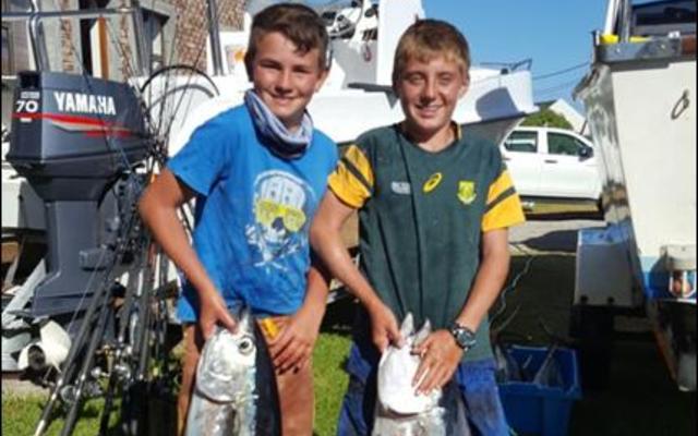 Overberg Boothengelklub se juniors spog elk met â€˜n yslike tuna. Divan Burger (links) staan met sy tuna, met Christoff Dahl wat â€˜n groter tuna van 14.61kg gevang het.