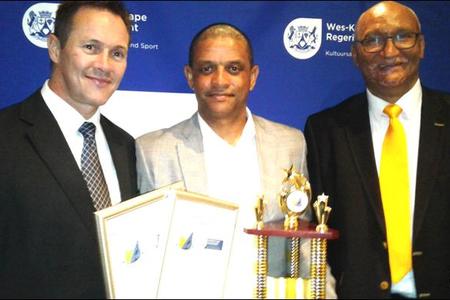 Laerskool Die Bron in Stanford se kano-span is Vrydag, 3 Februarie 2017 in die Caledon Casino vereer met die toekenning: Ontwikkelende Kano-skoolspan van die Jaar 2016. Die skool is deel van die Wes-Kaapse Kanovaart Assosiasie en neem deel aan gebiedsbyeenkomste. Vlnr mnr JP Naude (Waarnemende President van die Wes-Kaapse Sportkonfederasie), mnr LJO Pedro (Skoolhoof: Laerskool Die Bron) en mnr Bennette Bailey (Adjunk-direkteur van die Wes-Kaapse Provinsiale Departement van Kulturele Sake en Sport).