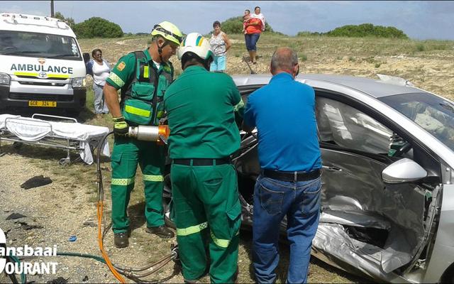 Ambulansmanne staan Saterdagmiddag gereed terwyl nooddiens-werkers mnr Barry Johnson uit die wrak van sy motor bevry. Mnr Johnson, mede-eienaar van Coffee on the Rocks, is later die middag oorlede. Hy het 'n beroerte aanval gehad terwyl hy bestuur het en 'n ongeluk was onvermydelik.