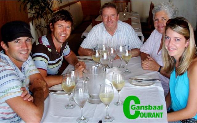 Die Johnson-gesin in gelukkiger dae â€“ van links is Barry se 2 seuns, Liam en Guy, Barry en sy eggenote, Gayle en hulle dogter, Vera.