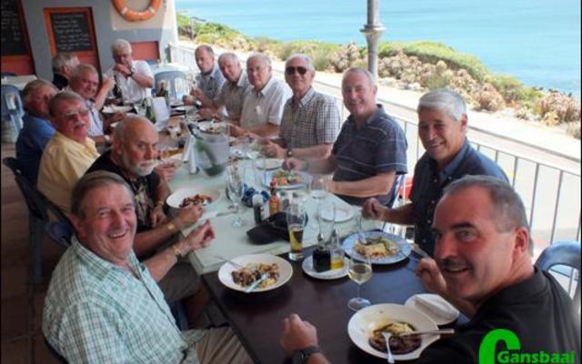 Die bestuur van Porsche Suid-Afrika en enkele motorjoernaliste tydens â€˜n besoek aan Coffee on the Rocks in De Kelders. Barry Johnson sit voor links.