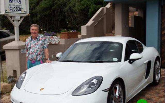 Barry Johnson by â€˜n Porsche tydens een van Porsche Suid-Afrika se gereelde besoeke aan Coffee on the Rocks.
