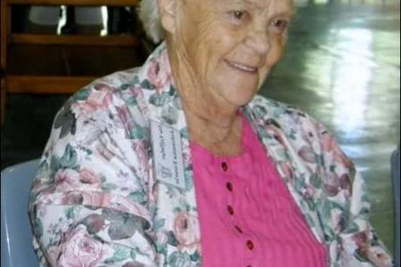 Suster Johanna Fourie van Gansbaai wat diep spore in die gemeenskap van die vroÃ«ere Gansbaai en omgewing getrap het en 14 Februarie op die ouderdom van 86 jaar oorlede is.