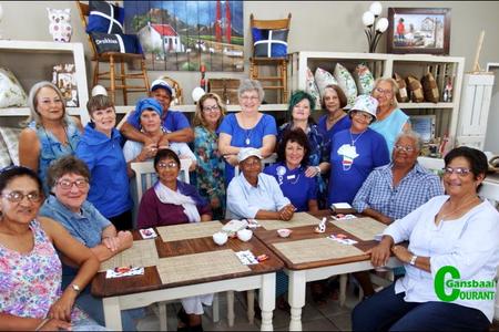 Die groep dames wat na Raadslid Riana de Coning se â€œBlou Teeâ€ oggend genooi is.  Riana is tweede van regs in die middel en Raadslid Moira Opperman heel regs.