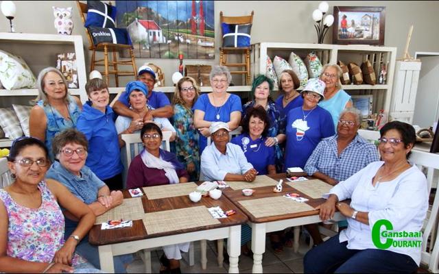Die groep dames wat na Raadslid Riana de Coning se â€œBlou Teeâ€ oggend genooi is.  Riana is tweede van regs in die middel en Raadslid Moira Opperman heel regs.