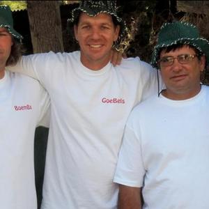 Die Kampioen â€œUitspannersâ€ van Owlâ€™s Pup by Uilenkraalsmond, wat eerste in die DSTV-kanaal VIA147 se potjiekoskompetisie, â€œLaat die potte prutâ€, geÃ«indig het. Van links: Boemba Fourie, Goebels Geldenhuys, Jason Blunden en Lezelle Jacobs.