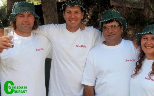 Die Kampioen â€œUitspannersâ€ van Owlâ€™s Pup by Uilenkraalsmond, wat eerste in die DSTV-kanaal VIA147 se potjiekoskompetisie, â€œLaat die potte prutâ€, geÃ«indig het. Van links: Boemba Fourie, Goebels Geldenhuys, Jason Blunden en Lezelle Jacobs.