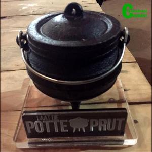 Die spesiale trofee wat die â€œUitspannersâ€ ontvang het, is â€˜n gemonteerde driepoot-pot met die inskripsie, â€œLaat die potte prutâ€, daarop aangebring.  