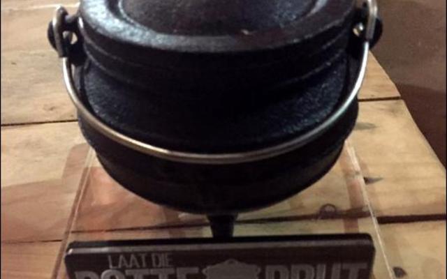 Die spesiale trofee wat die â€œUitspannersâ€ ontvang het, is â€˜n gemonteerde driepoot-pot met die inskripsie, â€œLaat die potte prutâ€, daarop aangebring.  