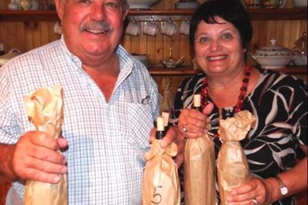 Gansbaai Wynproegilde se Erhardt Roothman het die blinde wynproe, waarmee lede en gaste ietwat verras is, aangebied. Langs hom staan Anne-MarÃ¨ de Witt, wat die gilde se nuwe admistratiewe beampte is.