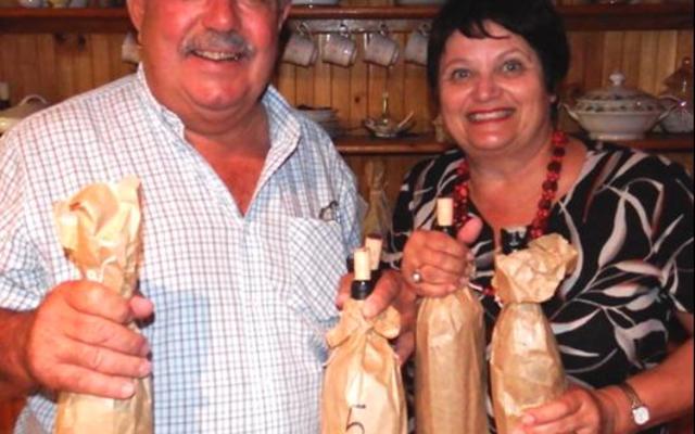 Gansbaai Wynproegilde se Erhardt Roothman het die blinde wynproe, waarmee lede en gaste ietwat verras is, aangebied. Langs hom staan Anne-MarÃ¨ de Witt, wat die gilde se nuwe admistratiewe beampte is.