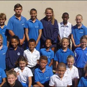 ASLA Atletiekbyeenkoms - Dinsdag, 14 Februarie 2017 in die Strand. Voor van links: Kobus van Staden, EJ Poole en Lara Warren.  2de ry van links: Joy Hans (1ste: 80m), Joani-lee Vos, Jean-Lee Warren, Miela du Toit en Lanika Mostert.  3de ry van links: BlanchÃ© Steynberg, GenÃ© Cornelius, Francois Goosen, Hayward Valentine, Alexa Collins en LeandrÃ© Lourens. Agter van links: Ralph Smit, Veno van Vuuren (3de: Aflos), Jade Joubert, Nadine Groenewald, Jason Snoegella en Karli-Mari Geldenhuys.