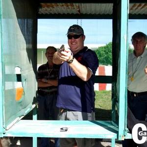 Gelukkig vir die fotograaf was Alec Kitley, baanbeampte van Gansbaai Pistoolskietklub, se bevel â€œOntlaai! Verklaar!â€ met die neem van hierdie foto. Vlnr Johan van der Mescht, Berno Punt en Andrew Mac Queen wat met hul ontlaaide wapens verby die fotograaf mik. Agter vlnr hou Alec Kitley en Andy Hammond (veiligheidsoffisier) die situasie fyn dop. 