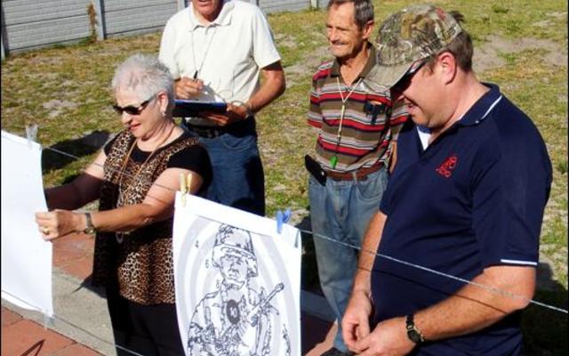 Die teikens word deeglik ondersoek om na die resultate van hierdie groep lede van Gansbaai Pistoolskietklub se skietoefening te kyk. Voor staan â€˜n tevrede Magdaleen le Roux. Agter van links: Johan van der Mescht, Andrew Mac Queen, Andy Hammond (veiligheidsoffisier), Alec Kitley (baanbeampte) en Berno Punt.