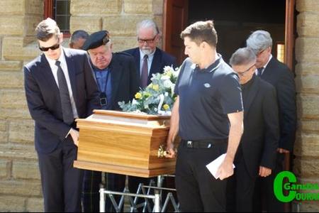 Die draers tydens Barry Johnson se Gedenkdiens in die NG kerk, Stanford. Van voor is Guy Johnson (seun), Liam Johnson (seun). Craig Johnson (broer), Shaun Johnson (broer), Andre Steyn (vriend) en Brian Smith (vriend).