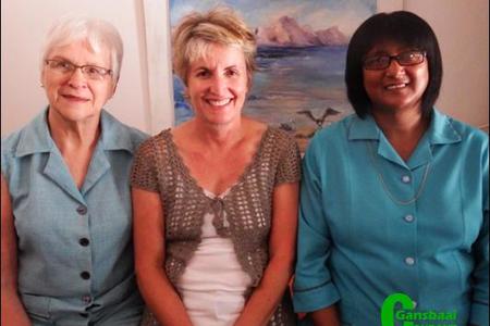 Die twee langasems by Gansbaai Medipraktyk in Hoofstraat wat vandeesweek afgetree het. Elna Batt (links) en Christine Dreyer (regs). Dr Marina Barnard wat oor al die jare heen saam met altwee die spreekkamer-pad gestap het is hier saam met hulle.