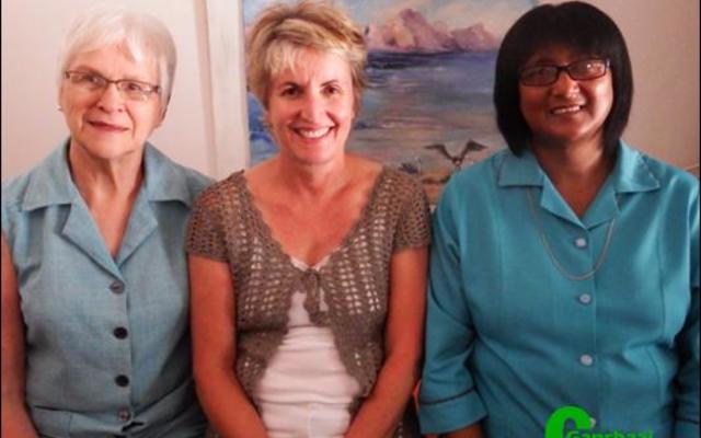 Die twee langasems by Gansbaai Medipraktyk in Hoofstraat wat vandeesweek afgetree het. Elna Batt (links) en Christine Dreyer (regs). Dr Marina Barnard wat oor al die jare heen saam met altwee die spreekkamer-pad gestap het is hier saam met hulle.