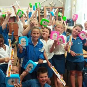  Op die foto is die Graad 4.2 leerders, met Desiree van Zyl op die inlasfoto.Â 