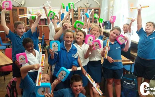  Op die foto is die Graad 4.2 leerders, met Desiree van Zyl op die inlasfoto.Â 