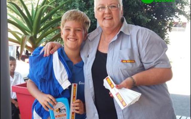  Op die foto is die Graad 4.2 leerders, met Desiree van Zyl op die inlasfoto.Â 