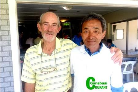 Saterdag se Enkel Stableford gholfkompetisie is deur Thubten Wullfschlegger (regs) met 40 punte gewen. Langs hom is Andre Roos.