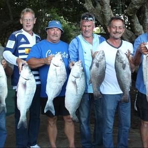 Die groep hengelaars van Overberg Kushengelklub, wat eers nÃ¡ â€˜n week se harde werk aan hul nuwe klubhuis aan die kompetisie kon gaan deelneem. Van links Eugene Rheedeer, Pieter Marais, Oubaas Lesch, Eldo Marais, Johan van Romburgh en Dennis Jolliffe.