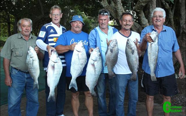 Die groep hengelaars van Overberg Kushengelklub, wat eers nÃ¡ â€˜n week se harde werk aan hul nuwe klubhuis aan die kompetisie kon gaan deelneem. Van links Eugene Rheedeer, Pieter Marais, Oubaas Lesch, Eldo Marais, Johan van Romburgh en Dennis Jolliffe.