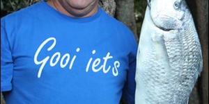 Oubaas Lesch met sy steenbras van 4.60kg waarmee hy die 2de plek ingepalm het.