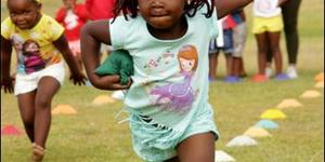 Die deelnemertjie agter, doen die â€˜kameelloopâ€™ perfek met â€˜n meelsakkie wat sy op haar rug balanseer, maar Khayone Mtokwana het besluit sy knyp sommer die sakkie onder haar arm vas en spaander wenpaal toe.