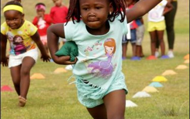 Die deelnemertjie agter, doen die â€˜kameelloopâ€™ perfek met â€˜n meelsakkie wat sy op haar rug balanseer, maar Khayone Mtokwana het besluit sy knyp sommer die sakkie onder haar arm vas en spaander wenpaal toe.