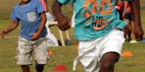 Levanco Jacobs konsentreer om sy eerste posisie te behou, met â€˜n laggende Blake Dickson wat volg.