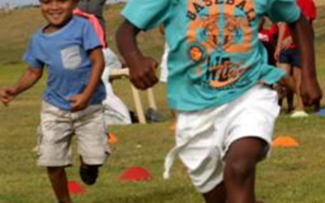 Levanco Jacobs konsentreer om sy eerste posisie te behou, met â€˜n laggende Blake Dickson wat volg.