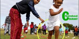 Om te hardloop en deur die veelkleurige hoepels te beweeg, was deel van Strandlopertjie Bewaarskool se prettighede.  Evelynn Damon het dit terdeÃ« geniet.