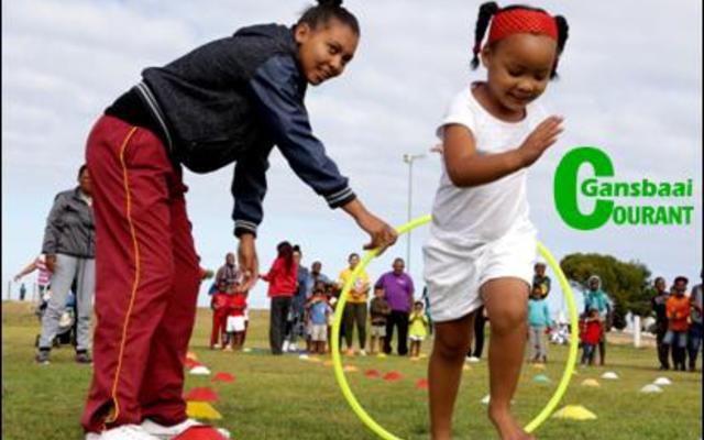 Om te hardloop en deur die veelkleurige hoepels te beweeg, was deel van Strandlopertjie Bewaarskool se prettighede.  Evelynn Damon het dit terdeÃ« geniet.