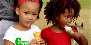 Om met â€˜n roomys beloon te word vir jou deelname was â€˜n groot aanmoediging vir die kleingoed.  Evelynn Damon en Isivile Lose het die sportdag terdeÃ« geniet.