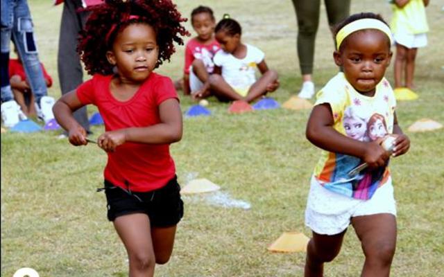 Isivile Lose en Anothando Sinelethu sukkel nie met die aartappelloop nie.  Hulle hou dit doodeenvoudig vas en nael vir die wenpaal waar â€˜n hele skare familielede en vriende hulle staan en aanmoedig het.