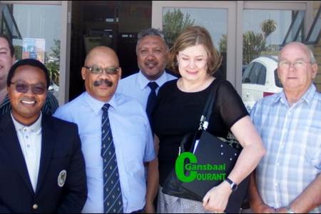 Die Minister van Onderwys is deur verskeie hooggeplaastes vergesel tydens haar positiewe besoek aan Gansbaai Academia. Voor vlnr rdl Riana de Coning, Masizole Mnqasela (Lid van die Parlement), Tommy Wilson (skoolhoof), Minister Debbie SchÃ¤fer, rdl Dudley Coetzee (Overstrandse Onder-burgemeester) en rdl Lindile Ntsabo. Agter vlnr rdl Archie Klaas (ODM Onderburgemeester), rdl Stephen Fourie (ODM), Betram Loriston (D-rekteur: Overberg Onderwys) en rdl Andrew Komanie.