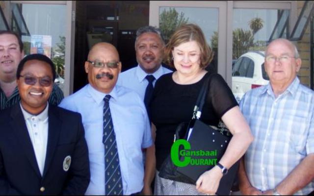 Die Minister van Onderwys is deur verskeie hooggeplaastes vergesel tydens haar positiewe besoek aan Gansbaai Academia. Voor vlnr rdl Riana de Coning, Masizole Mnqasela (Lid van die Parlement), Tommy Wilson (skoolhoof), Minister Debbie SchÃ¤fer, rdl Dudley Coetzee (Overstrandse Onder-burgemeester) en rdl Lindile Ntsabo. Agter vlnr rdl Archie Klaas (ODM Onderburgemeester), rdl Stephen Fourie (ODM), Betram Loriston (D-rekteur: Overberg Onderwys) en rdl Andrew Komanie.