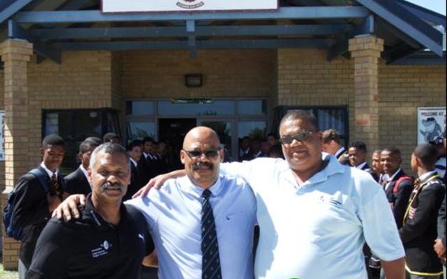 Peter de Villiers, voormalige Springbokafrigter (links) saam met Tommy Wilson (skoolhoof) en Samuel Theron (CEO: Sport Implementation Foundation) staan hier voor Gansbaai Academia waar die o/16 en o/19 rugbyspanne hom met â€˜n erewag verwelkom het.
