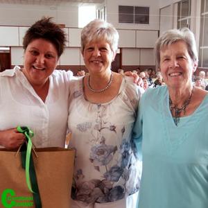 Lindie Stander (links), formidabele gasspreker tydens die NGK se Vrouediens ontvang â€˜n geskenk van Adele Swart, sameroeper en Sankie Prinsloo, die programleier.