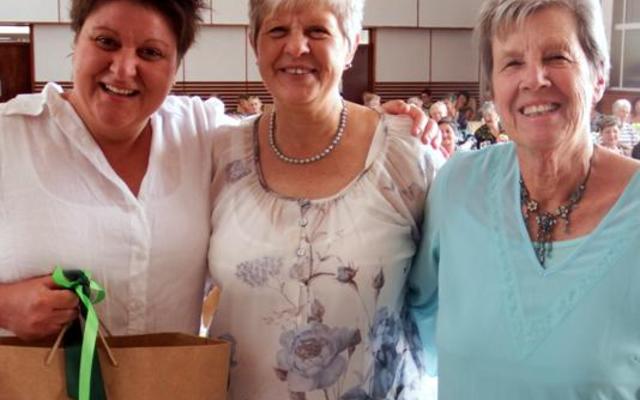 Lindie Stander (links), formidabele gasspreker tydens die NGK se Vrouediens ontvang â€˜n geskenk van Adele Swart, sameroeper en Sankie Prinsloo, die programleier.