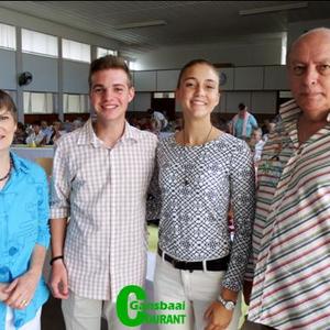 Anita Botha (links) het dankie-sÃª geskenke aan Tiaan Boshoff en Zulene van Niekerk, oorhandig.  Pieter van der Merwe, hul musiekonderwyser, kyk toe.