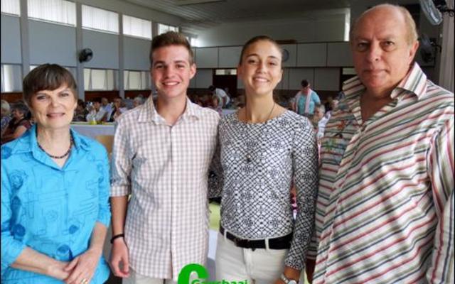 Anita Botha (links) het dankie-sÃª geskenke aan Tiaan Boshoff en Zulene van Niekerk, oorhandig.  Pieter van der Merwe, hul musiekonderwyser, kyk toe.