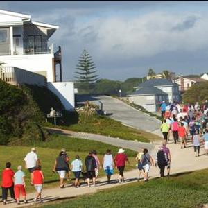 Met â€˜n glasie vonkelwyn agter die blad en die pragtige roete wat voorlÃª, vertrek die stappers al geselsende.