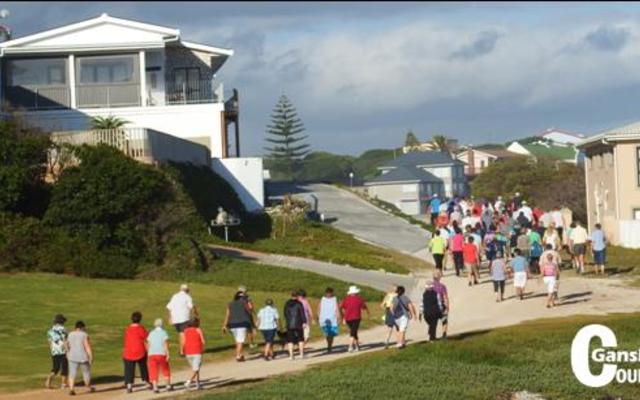 Met â€˜n glasie vonkelwyn agter die blad en die pragtige roete wat voorlÃª, vertrek die stappers al geselsende.