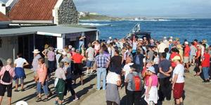 Om die stappers in die regte luim te bring vir die skemerstap, word glasies vonkelwyn uitgedeel.