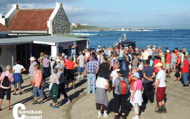 Om die stappers in die regte luim te bring vir die skemerstap, word glasies vonkelwyn uitgedeel.